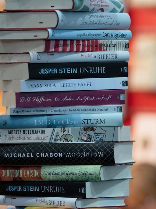Ein Bücherstapel auf der Buchmesse Leipzig 2019.