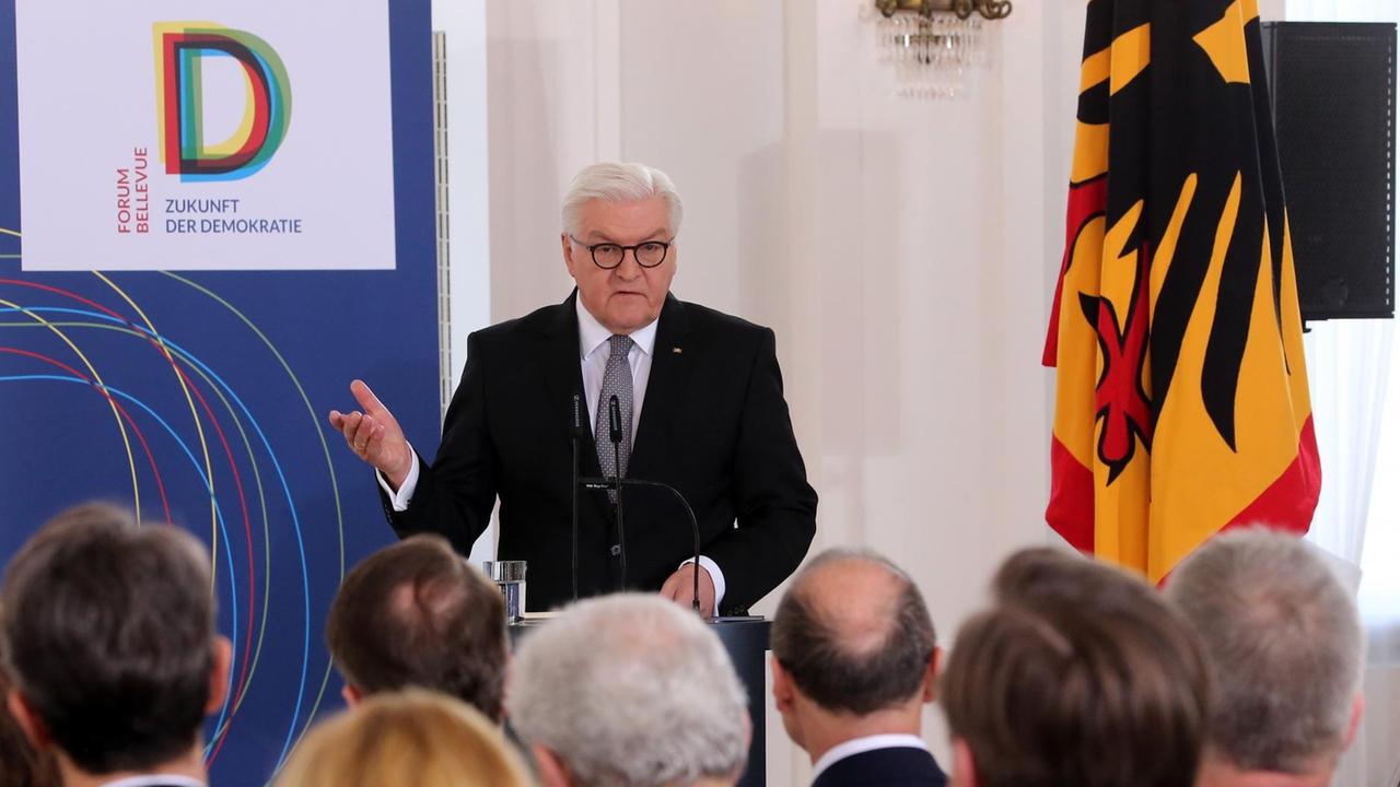 Steinmeier spricht vor Zuhörern. Im Hintergrund das Logo der Reihe "Forum Bellevue" Steinmeier spricht vor Zuhörern. Im Hintergrund das Logo der Reihe "Forum Bellevue"