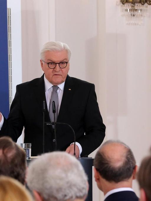 Steinmeier spricht vor Zuhörern. Im Hintergrund das Logo der Reihe "Forum Bellevue"