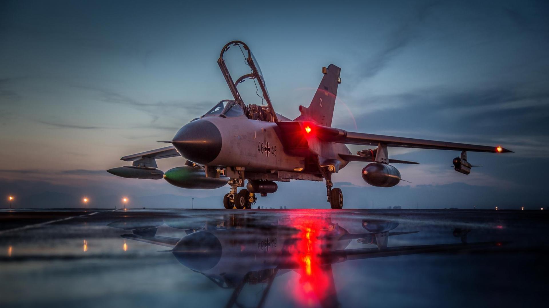 Ein Tornado spiegelt sich in einer Pfütze in Incirlik im Rahmen der Mission Counter DAESH in Incirlik, (Türkei). Ein Tornado spiegelt sich in einer Pfütze in Incirlik im Rahmen der Mission Counter DAESH in Incirlik, (Türkei).