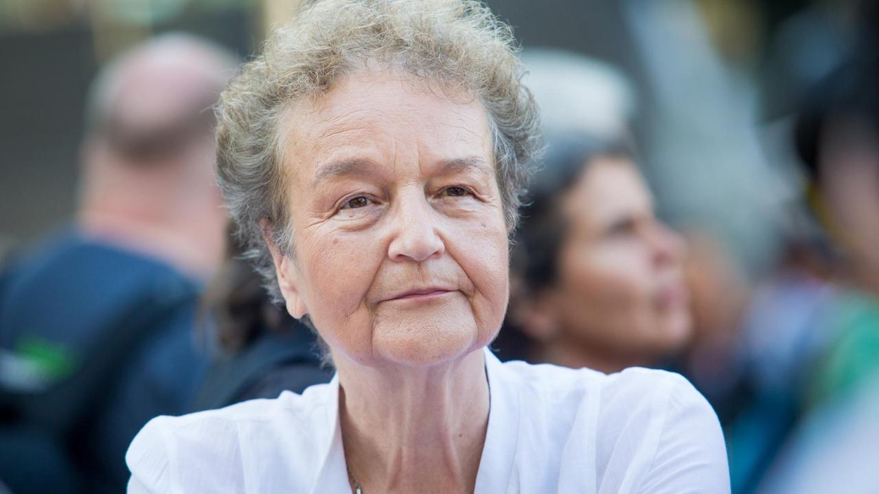 Porträtfoto der ehemaligen Bundesjustizministerin Herta Däubler-Gmelin (SPD) am 08.08.2016 an der 333. Montagsdemo gegen das Bahnprojekt Stuttgart 21 auf dem Schlossplatz in Stuttgart Porträtfoto der ehemaligen Bundesjustizministerin Herta Däubler-Gmelin (SPD) am 08.08.2016 an der 333. Montagsdemo gegen das Bahnprojekt Stuttgart 21 auf dem Schlossplatz in Stuttgart