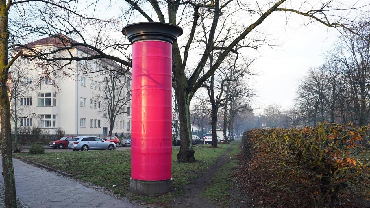 Eine rosafarbene Litfaßsäule am Flinsberger Platz in Berlin. Eine rosafarbene Litfaßsäule am Flinsberger Platz in Berlin.