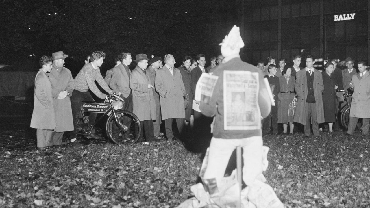 Die Gruppe "Junges Zuerich" verbrennt am 31. Oktober 1959 in Zuerich, Schweiz, in einer Protestaktion gegen die Boulevardzeitung Blick eine Puppe, die mit der Zeitung ausgestopft ist. 