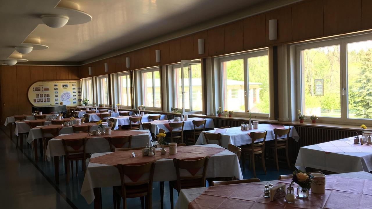 Der Ess-Saal vom Diakonissen-Mutterhaus in Elbingerode erscheint fast wie auf einem Kreuzfahrtschiff. Selbst in den Innenräumen, ist der Einfluss des Bauhauses deutlich zu erkennen. Der Ess-Saal vom Diakonissen-Mutterhaus in Elbingerode erscheint fast wie auf einem Kreuzfahrtschiff. Selbst in den Innenräumen, ist der Einfluss des Bauhauses deutlich zu erkennen.