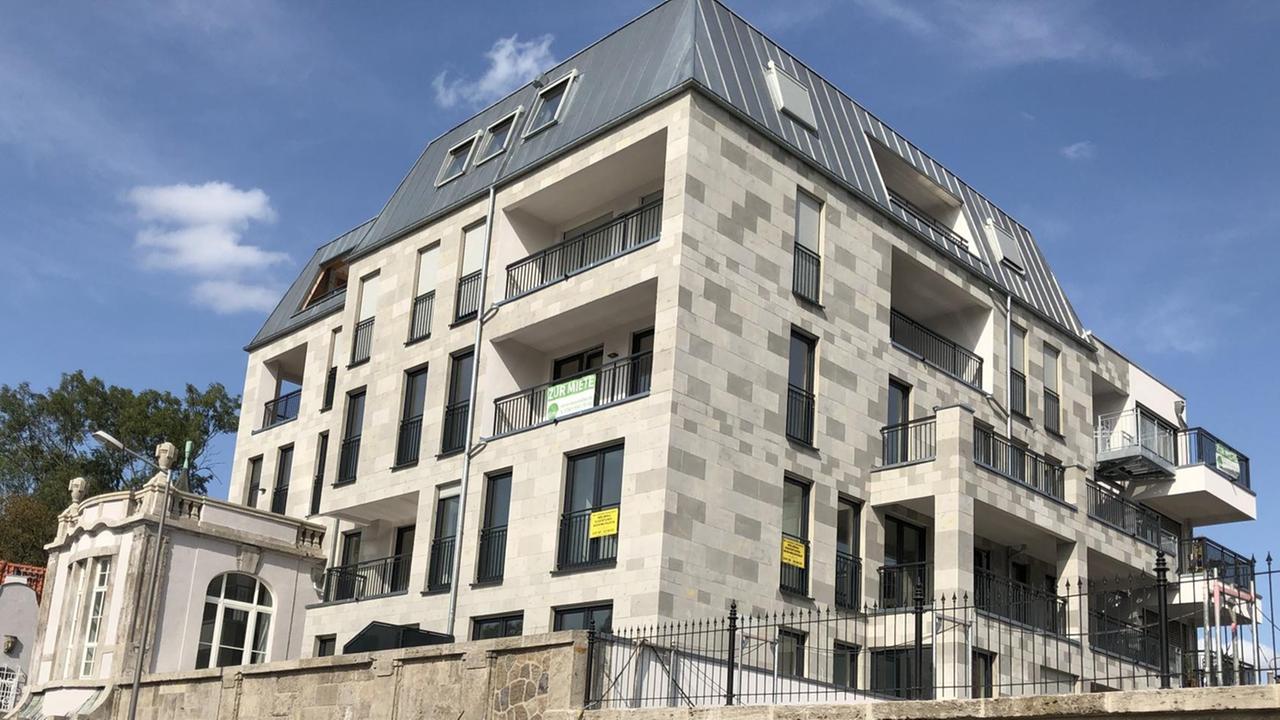 Fassade eines Neubaus in Leipzig-Connewitz, der an der Stelle einer alten Villa errichtet wurde, von der nur noch ein Balkon übriggeblieben ist. Fassade eines Neubaus in Leipzig-Connewitz, der an der Stelle einer alten Villa errichtet wurde, von der nur noch ein Balkon übriggeblieben ist.