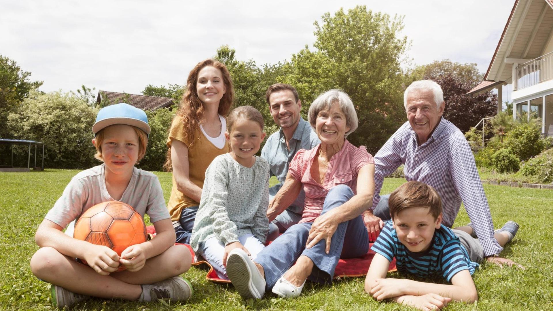 Das perfekte Familienglück: Drei Generationen auf einer Wiese. Das perfekte Familienglück: Drei Generationen auf einer Wiese.
