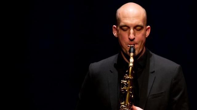 Der Saxophonist Christoph Enzel beim Konzert