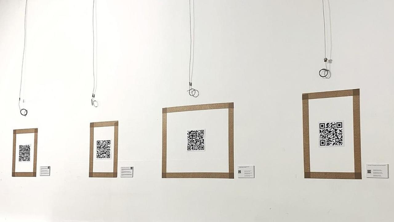 Leere Bilderrahmen mit QR-Codes in einer Galerie in Minsk.