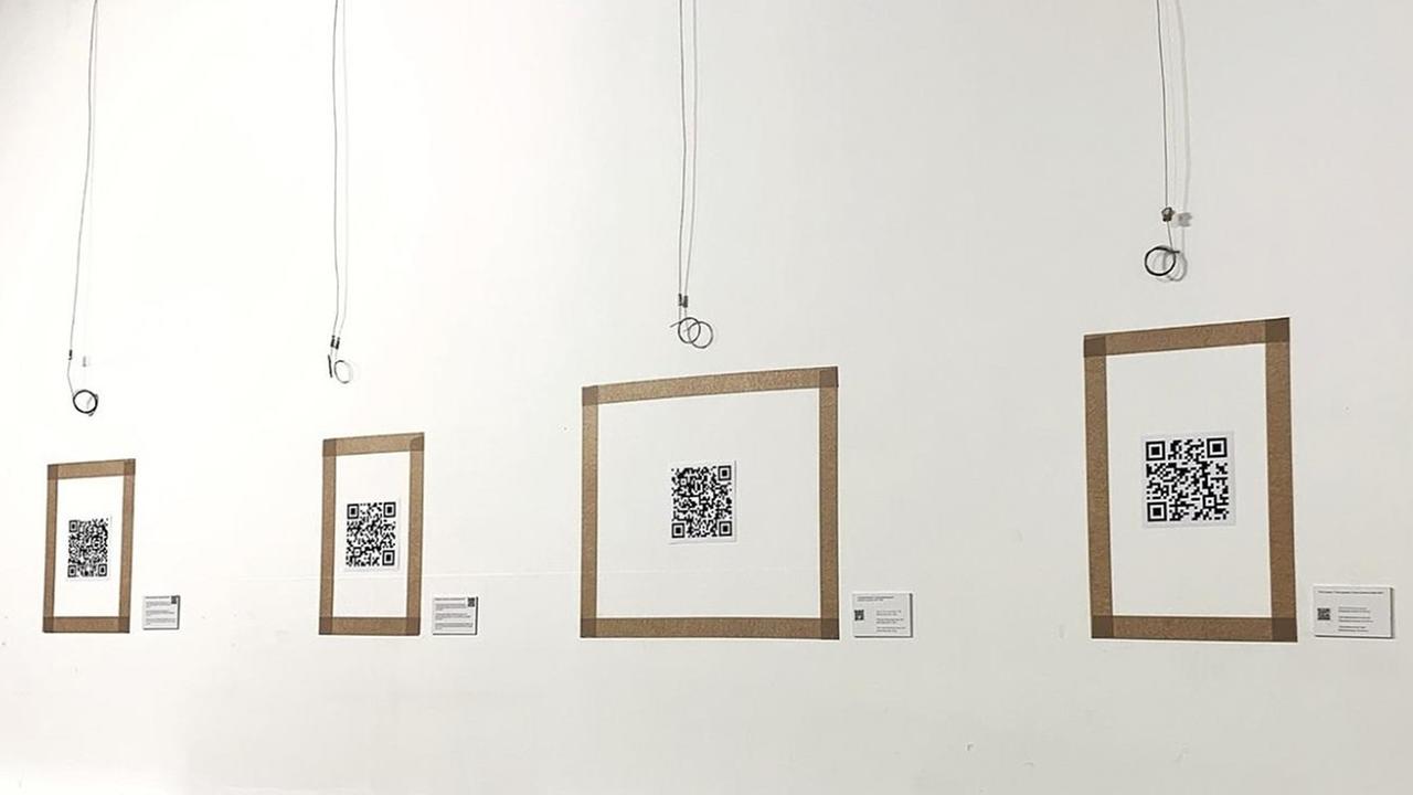 Leere Bilderrahmen mit QR-Codes in einer Galerie in Minsk. Leere Bilderrahmen mit QR-Codes in einer Galerie in Minsk.