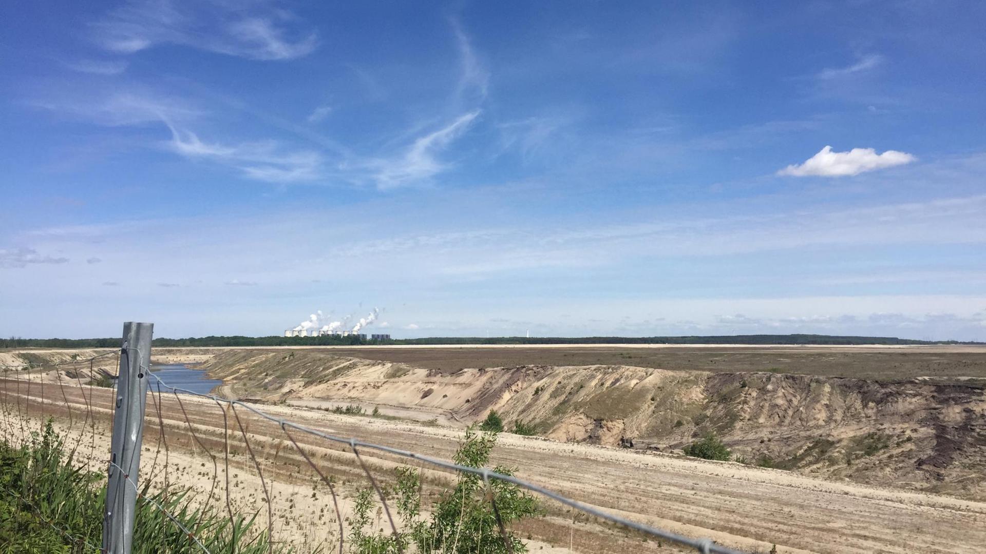 Blick auf einen ehemaligen Tagebau. Hier soll der sogenannte Cottbuser Ostsee entstehen. Blick auf einen ehemaligen Tagebau. Hier soll der sogenannte Cottbuser Ostsee entstehen.