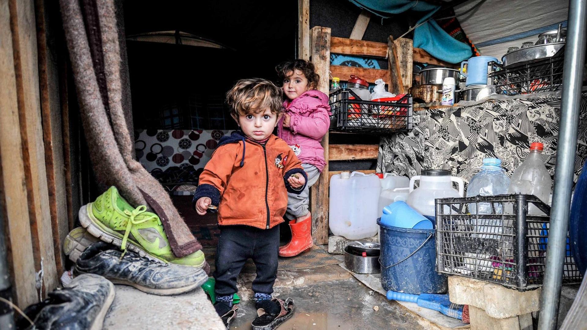 Kinder in einem Flüchtlingslager im türkischen Suruc