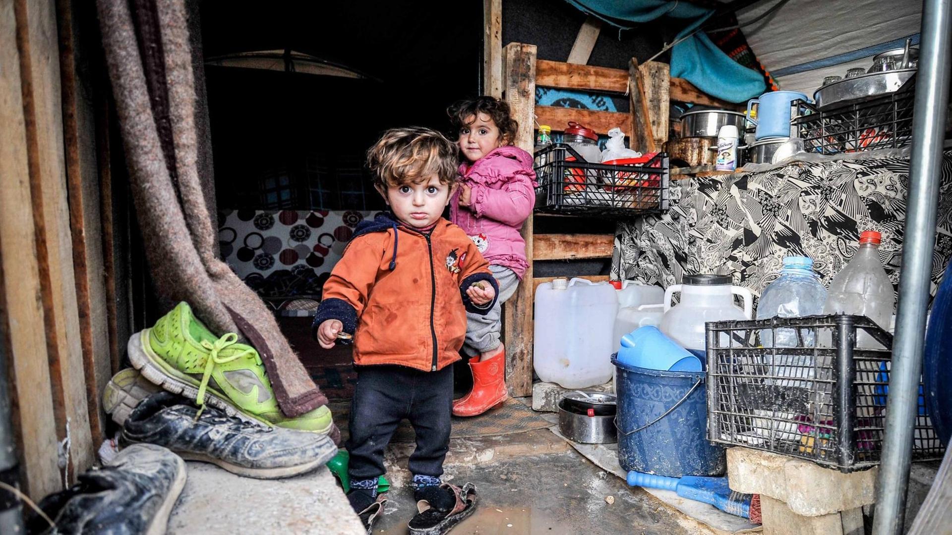 Kinder in einem Flüchtlingslager im türkischen Suruc Kinder in einem Flüchtlingslager im türkischen Suruc