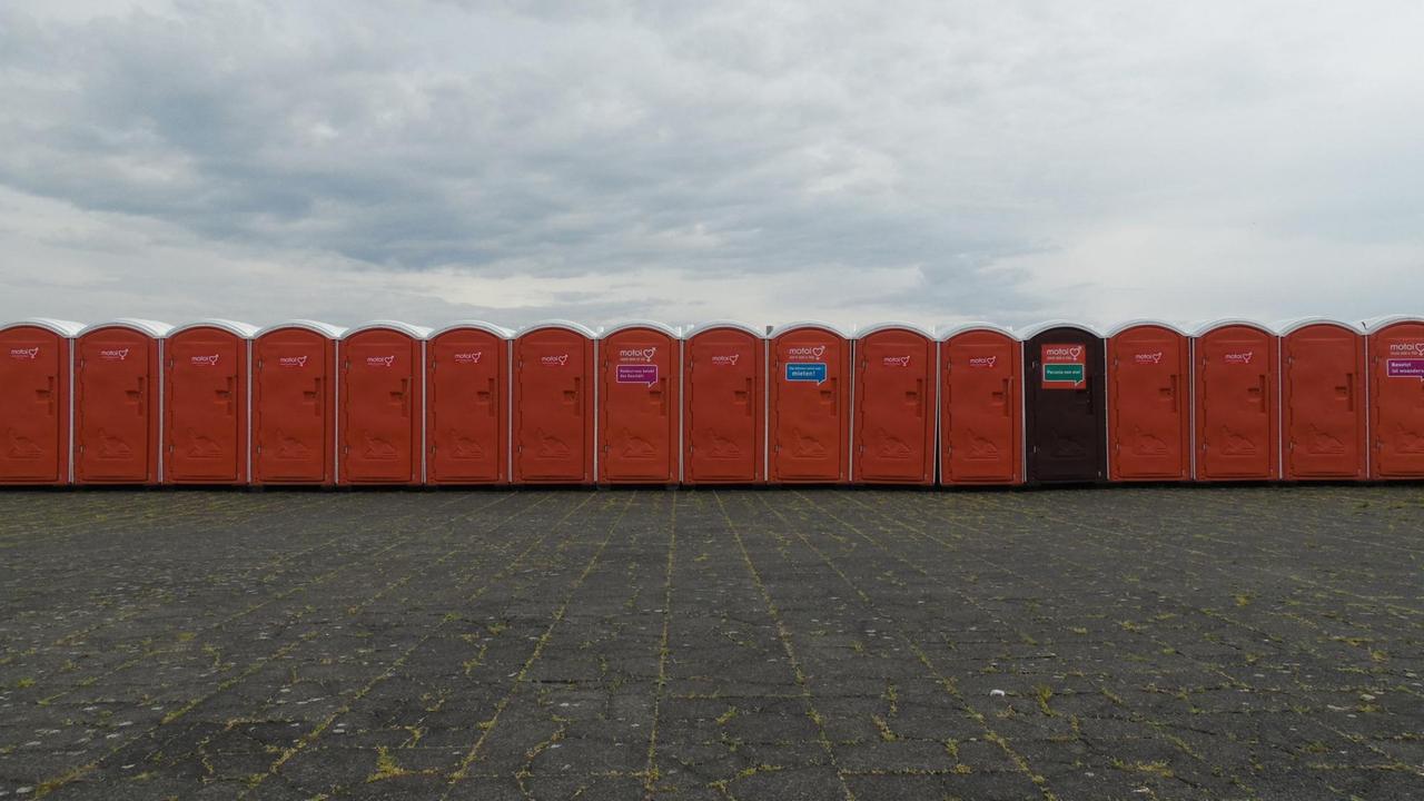 Eine Reihe von Toilettenhäuschen Eine Reihe von Toilettenhäuschen