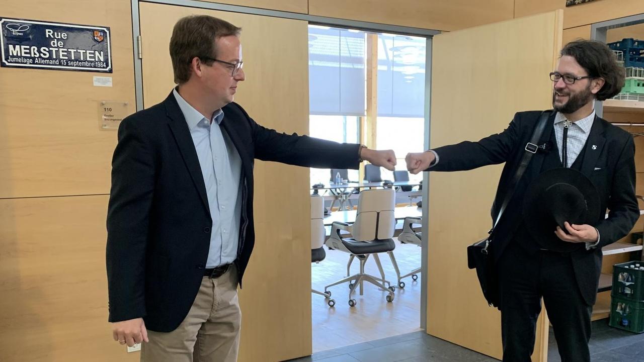 Grünen-Bundestagskandidat Johannes Kretschmann (r.) mit dem Bürgermeister der Stadt Meßstetten, Frank Schroft (CDU). Grünen-Bundestagskandidat Johannes Kretschmann (r.) mit dem Bürgermeister der Stadt Meßstetten, Frank Schroft (CDU).