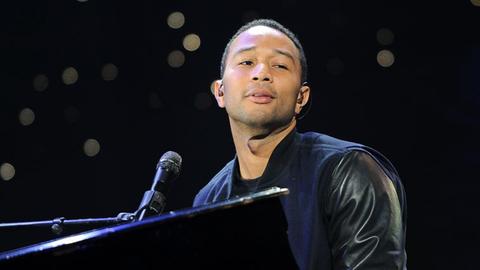 Der US-Musiker John Legend sitzt hinter einem Flügel und singt am 07.01.2014 in Las Vegas bei der Yahoo Keynote im Rahmen der Elektronik-Messe CES.