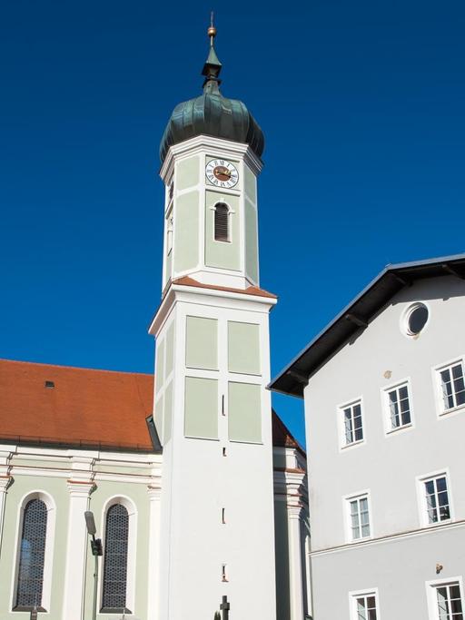 Die Katholische Pfarrkirche von Zorneding in Oberbayern.