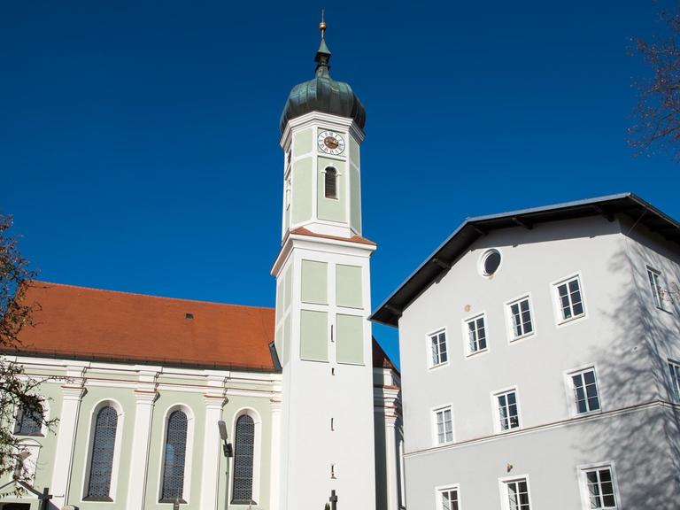 Die Katholische Pfarrkirche von Zorneding in Oberbayern.