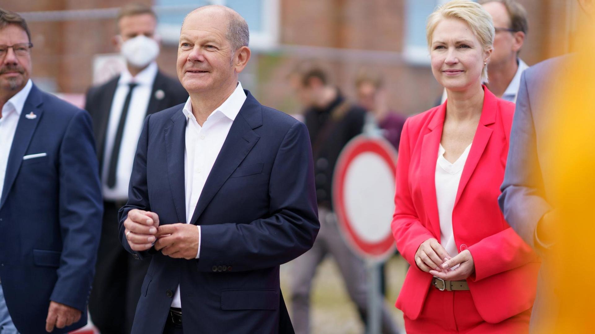 SPD-Kanzlerkandidat Olaf Scholz neben Manuela Schwesig, der Ministerpräsidentin von mecklenburg-Vorpommern, auf einer Wahlkampftour. SPD-Kanzlerkandidat Olaf Scholz neben Manuela Schwesig, der Ministerpräsidentin von mecklenburg-Vorpommern, auf einer Wahlkampftour.