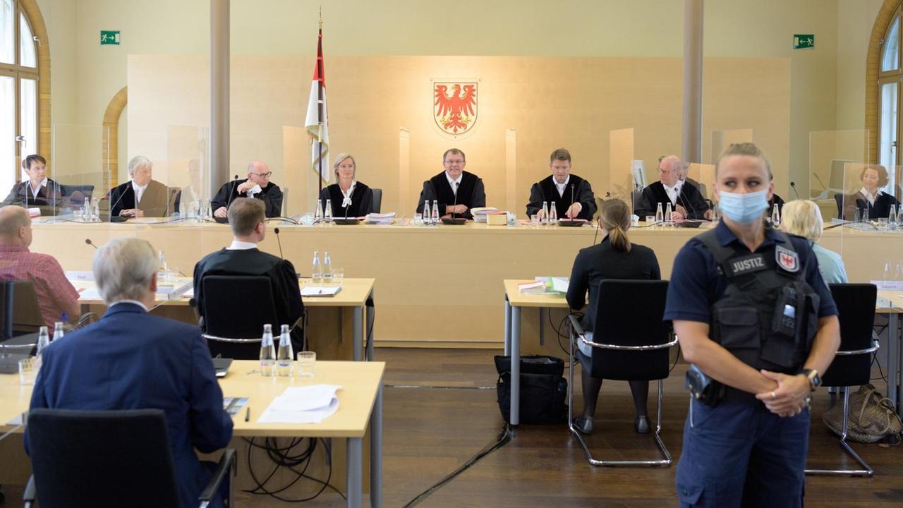 Die Richter des Brandenburger Verfassungsgerichtes verhandeln unter Vorsitz des Präsidenten Markus Möller die Verfassungsbeschwerde gegen das vom Landtag beschlossene Paritätsgesetz. Die Richter des Brandenburger Verfassungsgerichtes verhandeln unter Vorsitz des Präsidenten Markus Möller die Verfassungsbeschwerde gegen das vom Landtag beschlossene Paritätsgesetz.