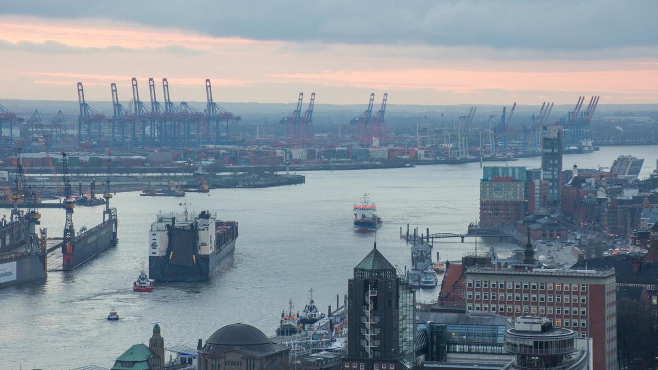 Rolf Zuckowski sagt, oberhalb vonGeesthacht hat die Elbe eine Ruhe, die er in Hamburg so nicht spürt. Dennoch ist für Hamburger die Elbe mehr als ein Fluss, mit ihr identifizieren sich die Einwohner. Rolf Zuckowski sagt, oberhalb vonGeesthacht hat die Elbe eine Ruhe, die er in Hamburg so nicht spürt. Dennoch ist für Hamburger die Elbe mehr als ein Fluss, mit ihr identifizieren sich die Einwohner.