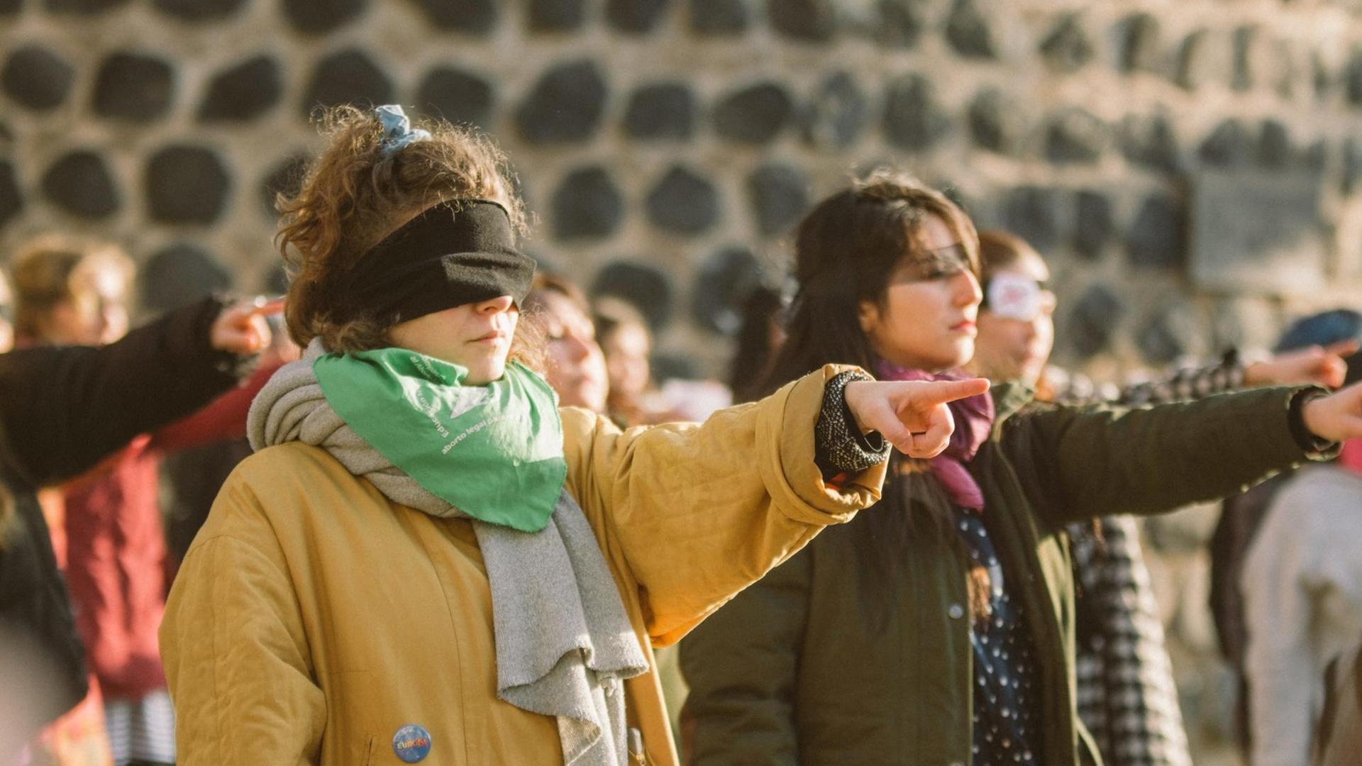 Der chilenische Protest gegen sexuelle Gewalt findet weltweit Nachahmer, wie hier in Köln. Der chilenische Protest gegen sexuelle Gewalt findet weltweit Nachahmer, wie hier in Köln.