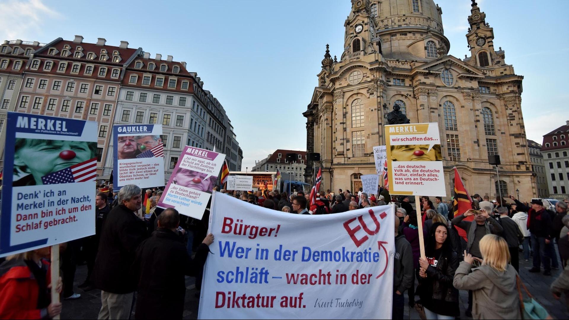 Pegida-Anhänger während einer Demonstration vor der Frauenkirche in Dresden.