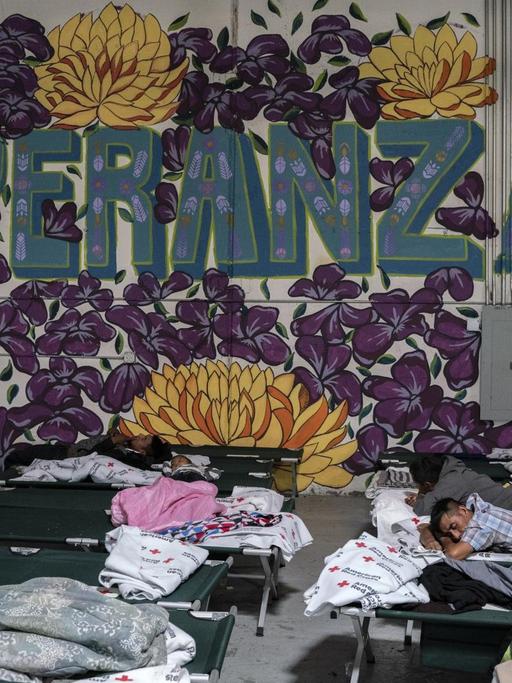 Migranten aus Lateinamerika schlafen in einem Zentrum der Hilsorganisation Annunciation House in El Paso/Texas