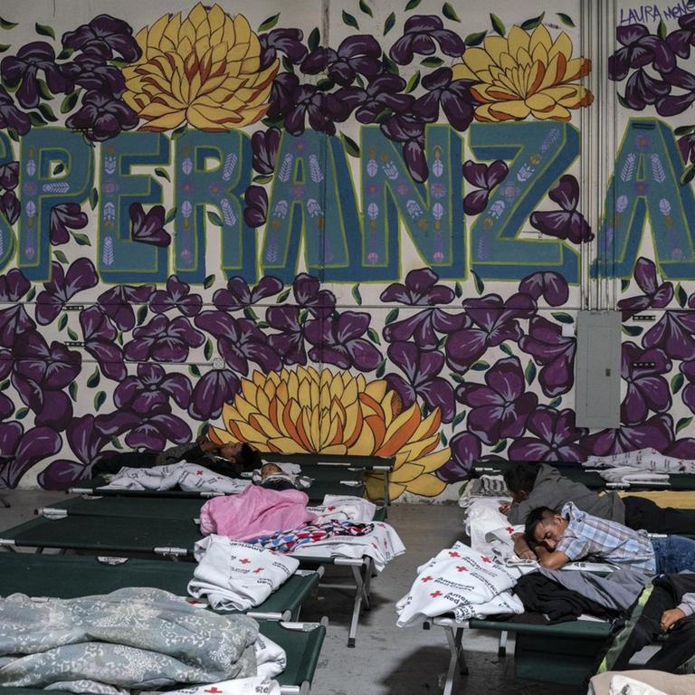 Migranten aus Lateinamerika schlafen in einem Zentrum der Hilsorganisation  Annunciation House in El Paso/Texas