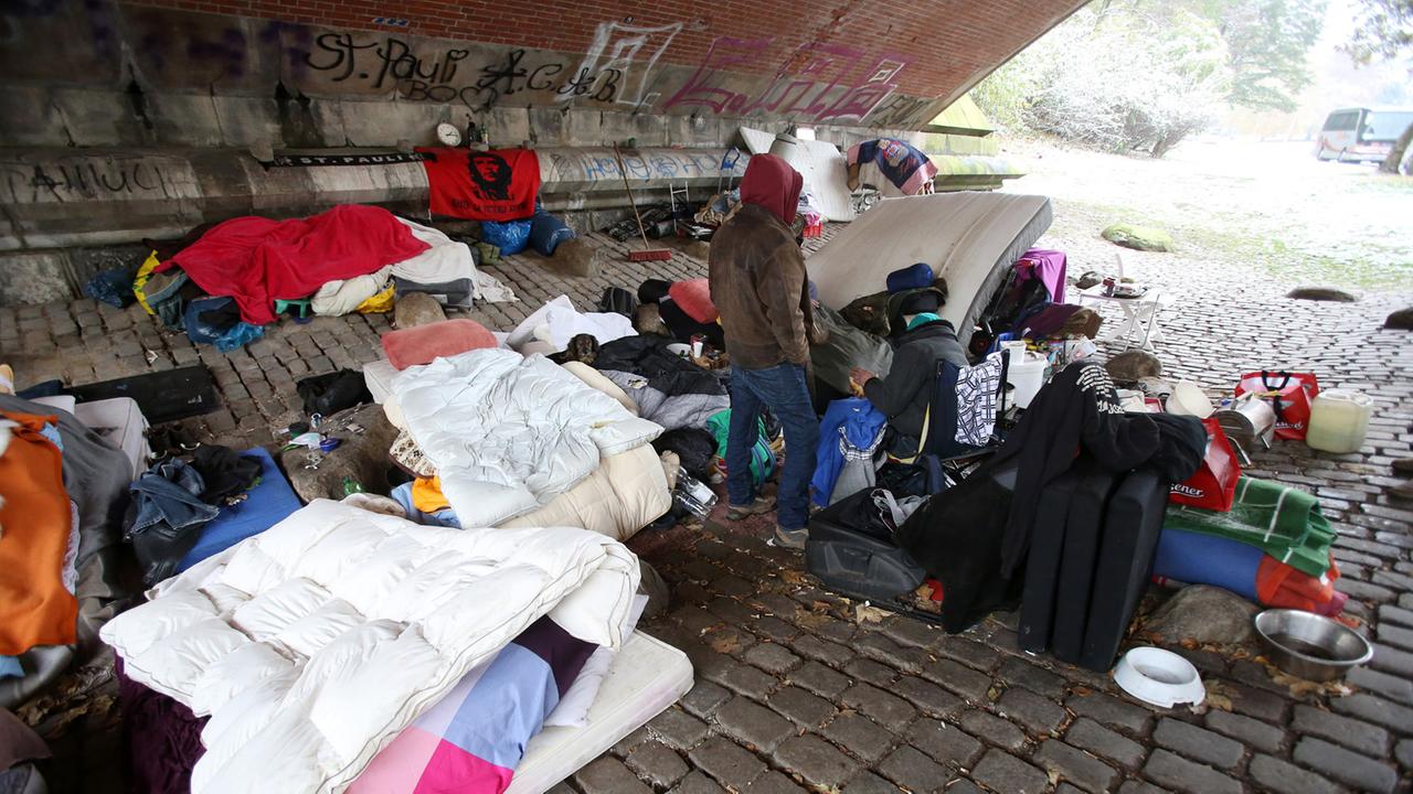 Obdachlose halten sich bei Temperaturen um den Gefrierpunkt unter einer Brücke an der Helgoländer Allee in Hamburg auf. Obdachlose halten sich bei Temperaturen um den Gefrierpunkt unter einer Brücke an der Helgoländer Allee in Hamburg auf.