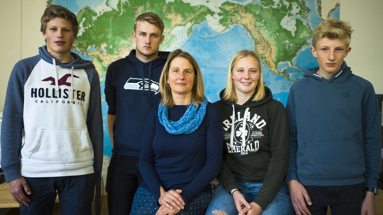 Das Bild zeigt Sophie Backsen mit ihrer Mutter und ihren Brüdern Das Bild zeigt Sophie Backsen mit ihrer Mutter und ihren Brüdern