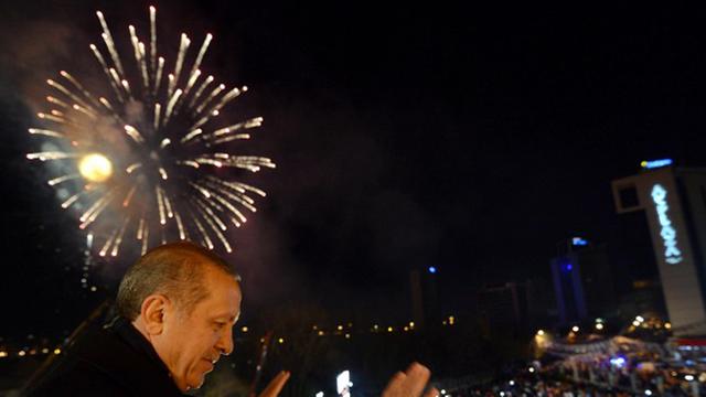 Recep Tayyip Erdogan spricht am 30.03.2014 zu seinen Anhängern. Der türkische Ministerpräsident will nach dem Sieg bei den Kommunalwahlen mit seinen politischen Widersachern abrechnen.