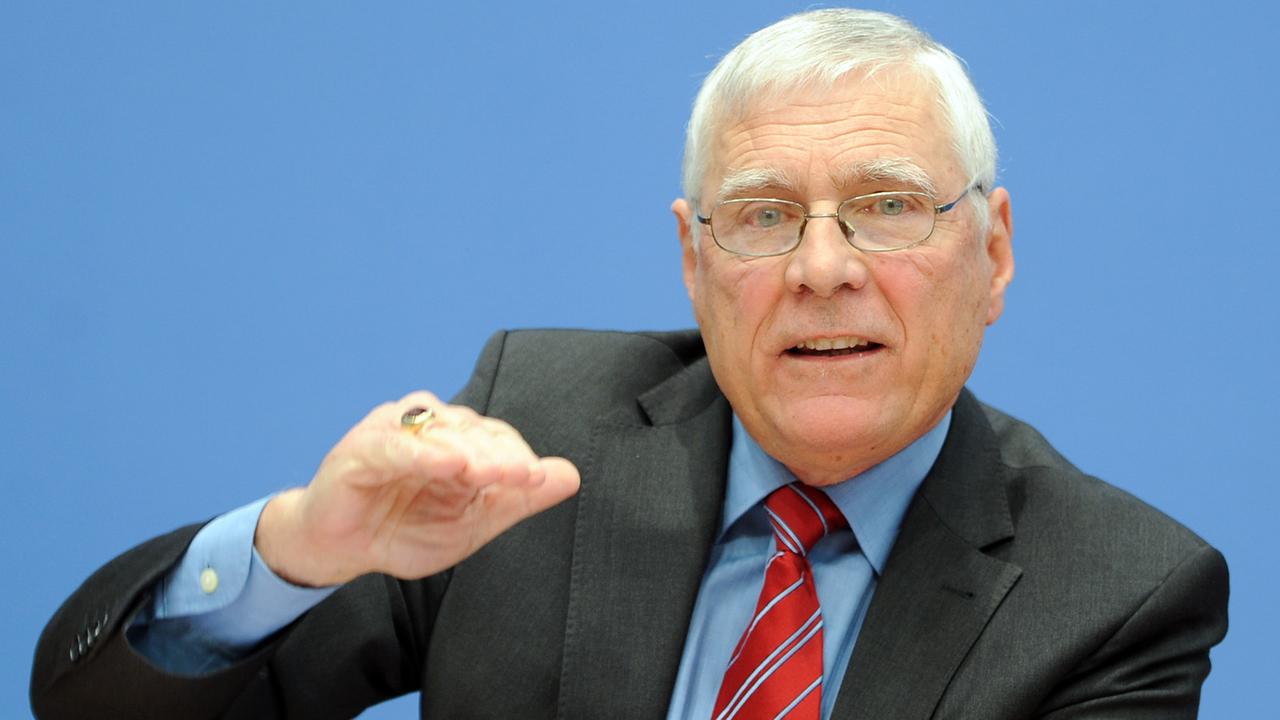 Der Schweizer Wissenschaftsmanager Dieter Imboden präsentiert am 29. Januar 2016 in Berlin die Evaluation "Wie geht es weiter mit der Exzellenz-Initiative für Wissenschaft und Forschung?". Der Schweizer Wissenschaftsmanager Dieter Imboden präsentiert am 29. Januar 2016 in Berlin die Evaluation "Wie geht es weiter mit der Exzellenz-Initiative für Wissenschaft und Forschung?".