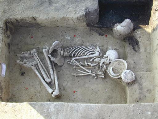 Ohne nichtprofessionelle Helfer könnte manche archäologische Stätte, hier ein bronzezeitliches Grab aus der  Nähe von Halberstadt, nicht ausgegraben werden.
