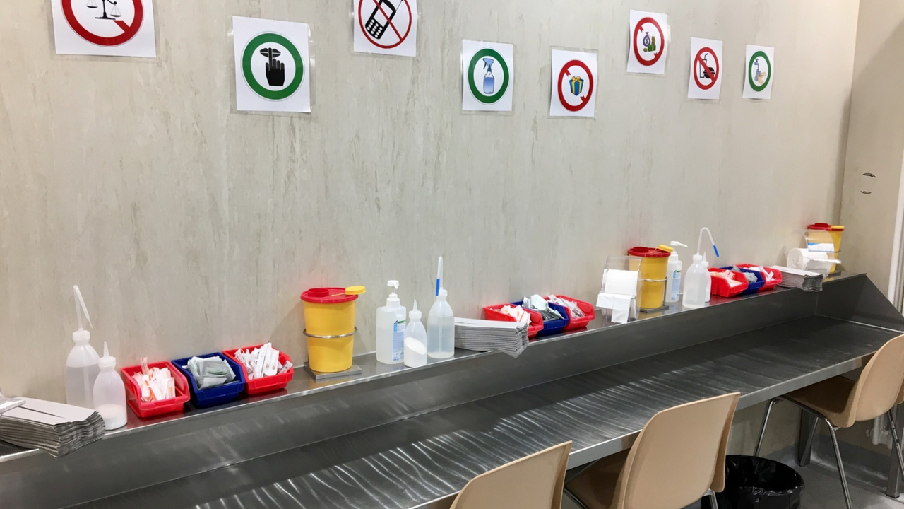 Ein Tisch mit Sitzgelegenheiten und Hilfsutensilien zum hygienischen Gebrauch des Drogenbestecks. An der Wand hängen Hinweise, wie sich die Klienten verhalten sollen. Ein Tisch mit Sitzgelegenheiten und Hilfsutensilien zum hygienischen Gebrauch des Drogenbestecks. An der Wand hängen Hinweise, wie sich die Klienten verhalten sollen.