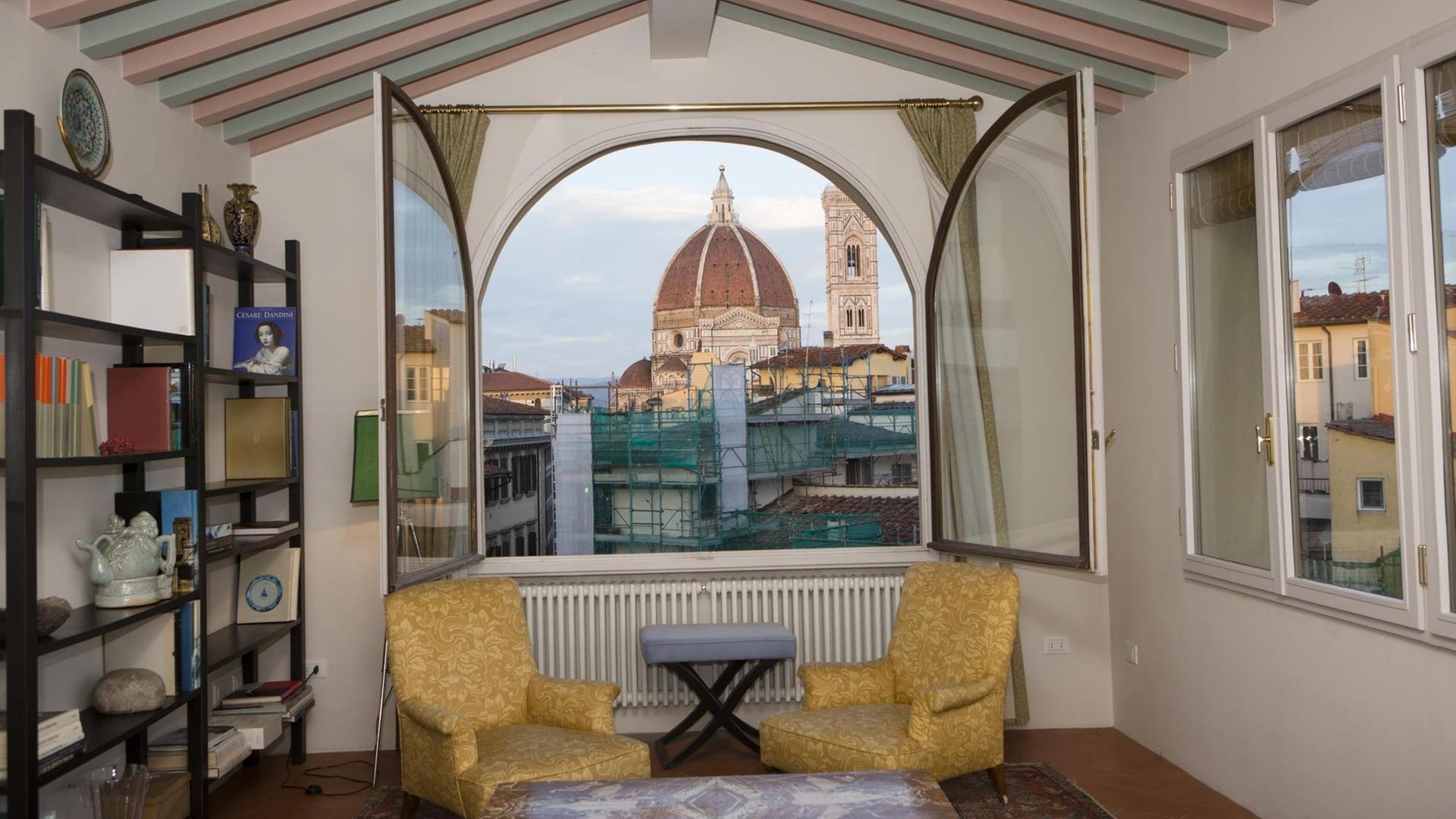 Ein AirBnB Appartment, welches mit geöffnetem Fenster den Blick freigibt auf den Dom in Florenze, Italien. Ein AirBnB Appartment, welches mit geöffnetem Fenster den Blick freigibt auf den Dom in Florenze, Italien.