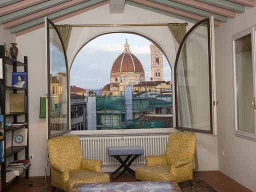 Ein AirBnB Appartment, welches mit geöffnetem Fenster den Blick freigibt auf den Dom in Florenze, Italien.