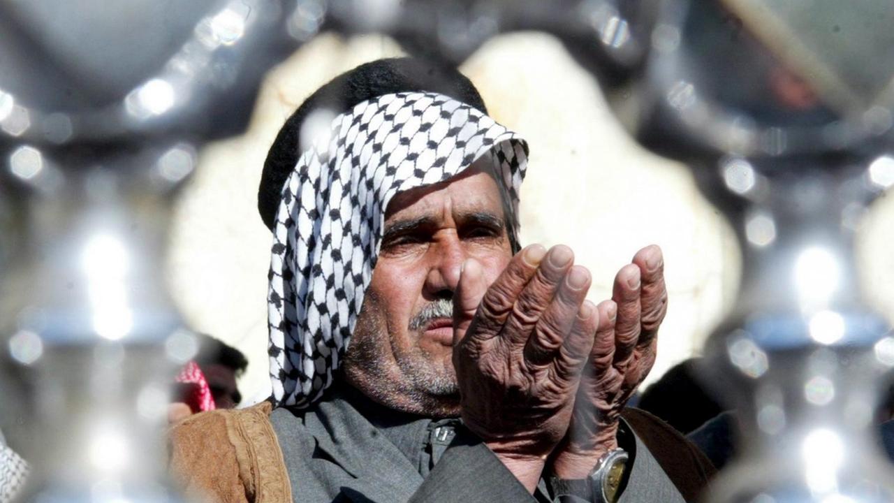 Ein schiitischer Moslem beim Freitagsgebet in Kerbela, Irak. Ein schiitischer Moslem beim Freitagsgebet in Kerbela, Irak.