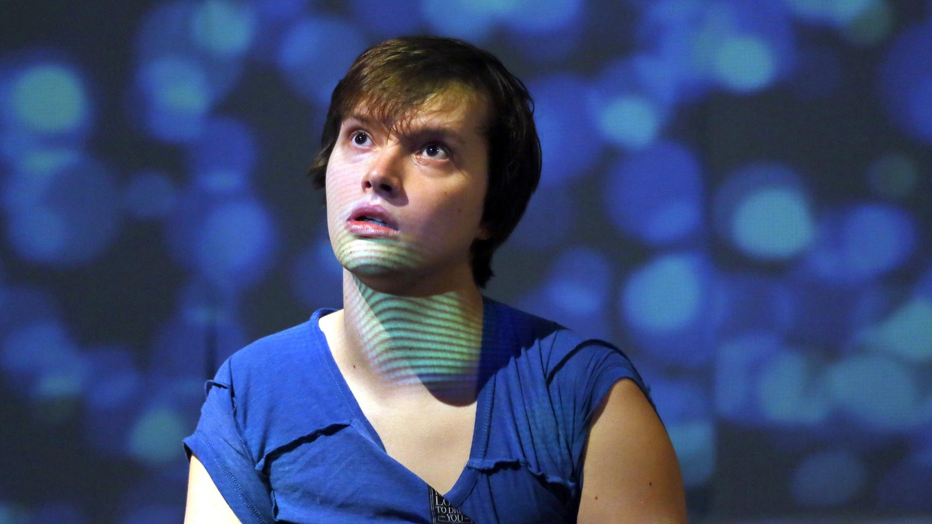 Das Stück nach dem Roman von Mark Haddon über einen Asperger-Autisten hatte am 7. November 2014 in dem Kinder- und Jugendtheater Premiere. Das Stück nach dem Roman von Mark Haddon über einen Asperger-Autisten hatte am 7. November 2014 in dem Kinder- und Jugendtheater Premiere.