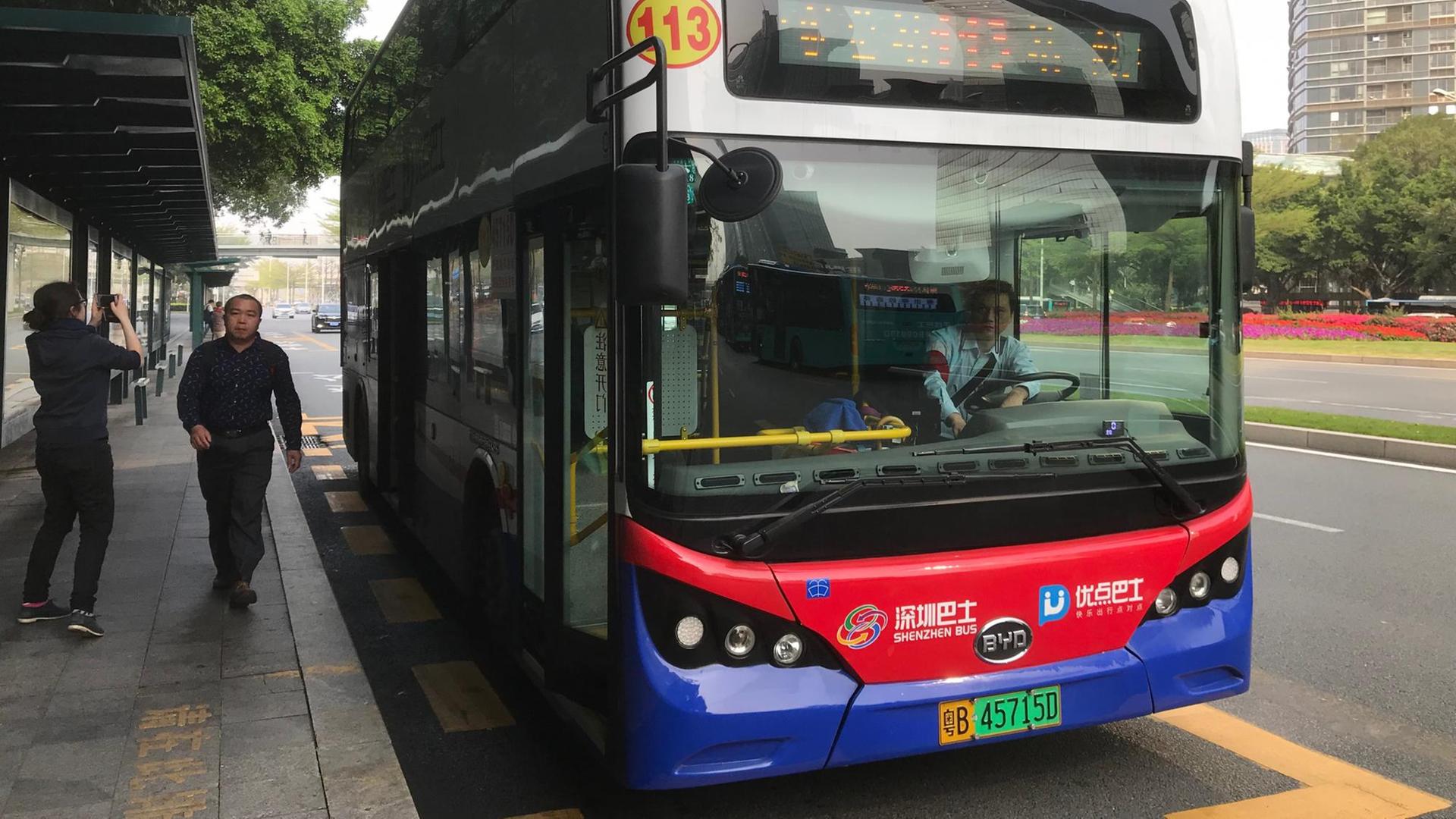 Eine Bushaltestelle in der Uckermark mit einem Elektrobus Eine Bushaltestelle in der Uckermark mit einem Elektrobus