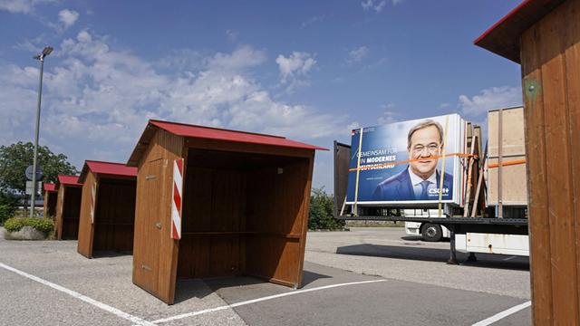 Frisch gedruckte Wahlplakate der CSU noch verpackt auf einem LKW-Auflieger an einem Parkplatz bei Bad Wörishofen.
