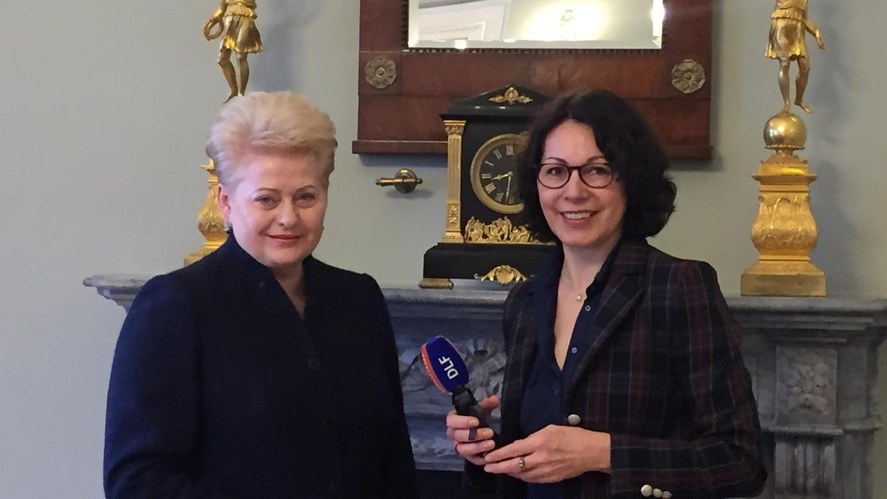 Die litauische Präsidentin Dalia Grybauskaite beim Interview mit DLF-Osteuropa-Korrespondentin Sabine Adler. Die litauische Präsidentin Dalia Grybauskaite beim Interview mit DLF-Osteuropa-Korrespondentin Sabine Adler.