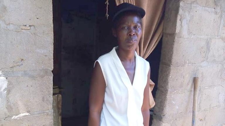Cristina Antonio aus Luanda vor ihrem Haus im Viertel Bita, Angola. Cristina Antonio aus Luanda vor ihrem Haus im Viertel Bita, Angola.