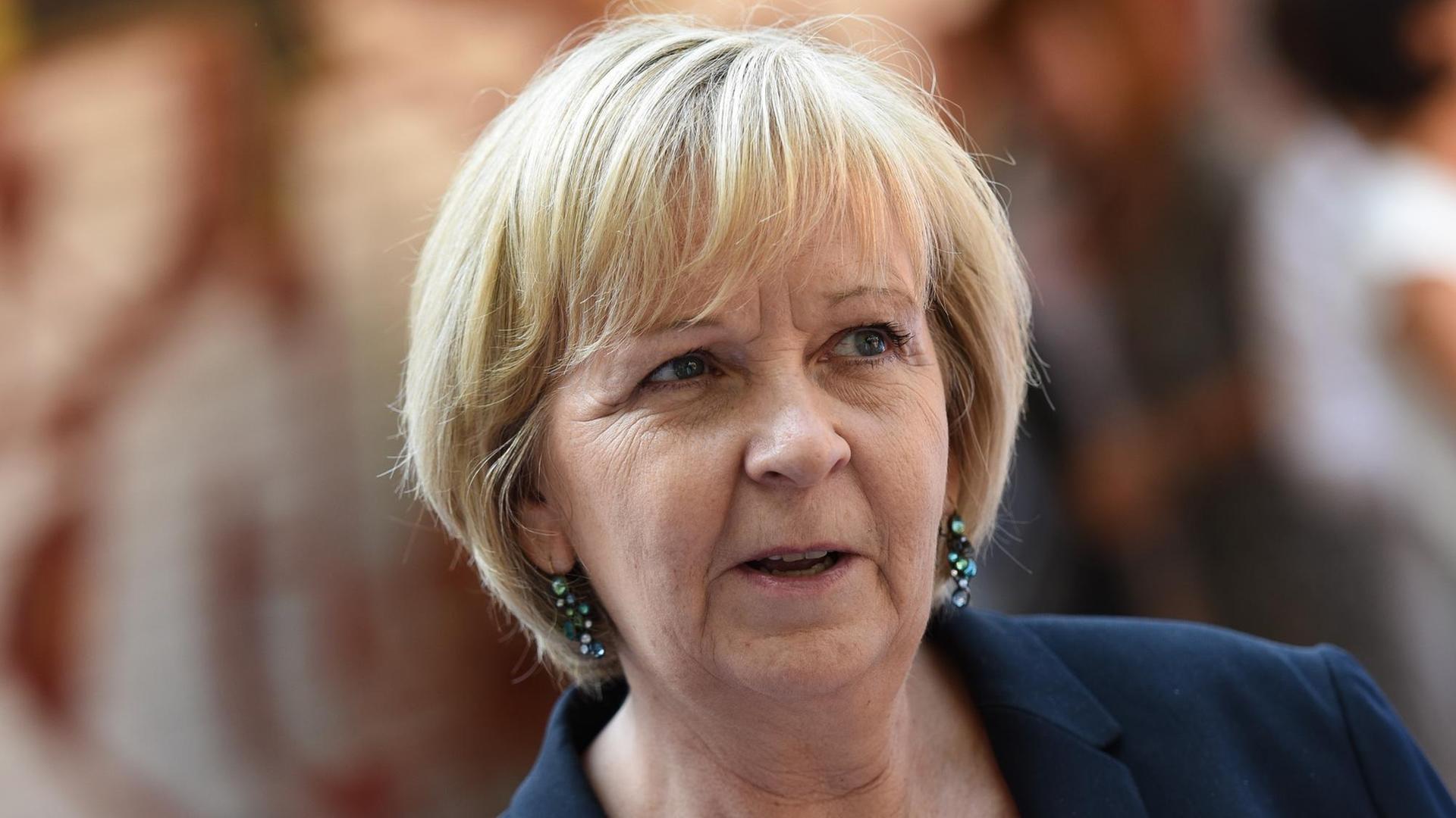Ministerpräsidentin Hannelore Kraft (SPD) gibt eine Pressestatement am 30.06.2015 nach dem Besuch in der Kindertageseinrichtung Rechenacker 77 in Oberhausen (Nordrhein-Westfalen). Kraft besuchte das Landesprojekt "Kein Kind zurücklassen". Ministerpräsidentin Hannelore Kraft (SPD) gibt eine Pressestatement am 30.06.2015 nach dem Besuch in der Kindertageseinrichtung Rechenacker 77 in Oberhausen (Nordrhein-Westfalen). Kraft besuchte das Landesprojekt "Kein Kind zurücklassen".