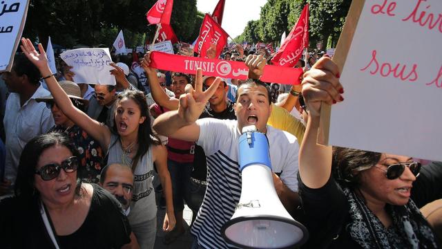 Tunesier demonstrieren gegen eine geplantes Gesetz der Regierung