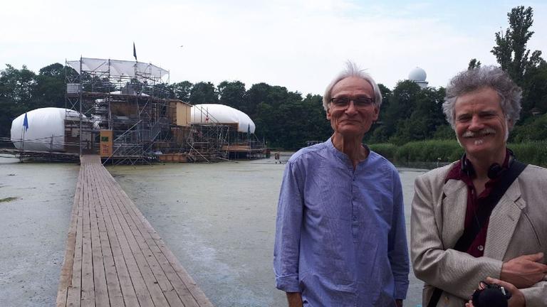 Peter Anderschitz und Gerhard Richter vor der Floating University Peter Anderschitz und Gerhard Richter vor der Floating University
