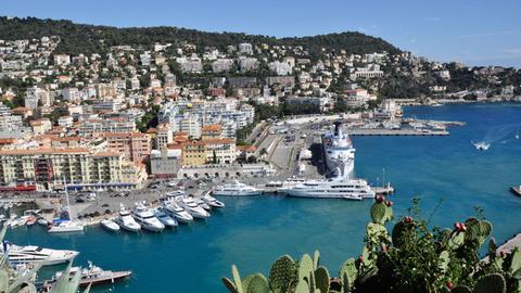 Blick auf die Hafenpromenade von Nizza.