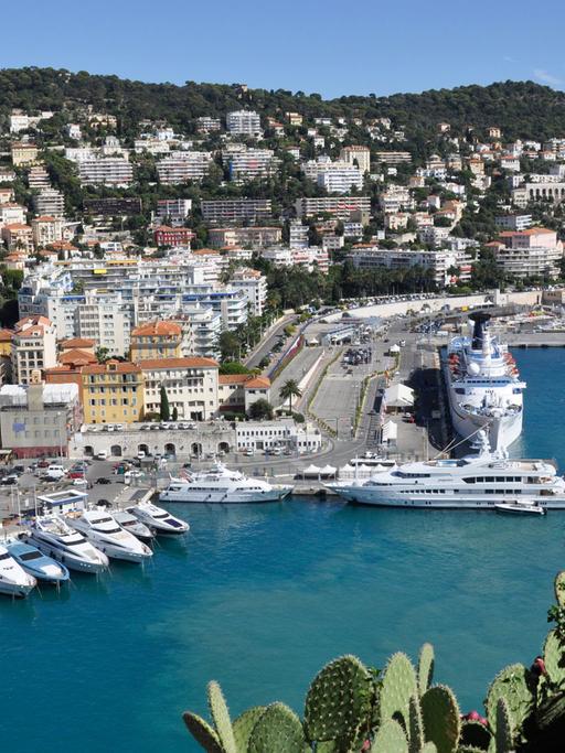 Blick auf die Hafenpromenade von Nizza.