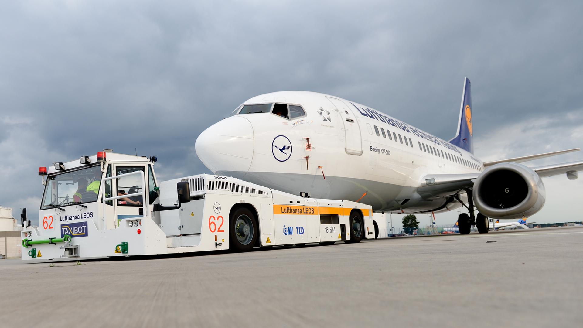Ein diesel-elektrisch betriebener Flugzeugschlepper ist an einer Boeing 737-500 angedockt. Ein diesel-elektrisch betriebener Flugzeugschlepper ist an einer Boeing 737-500 angedockt.