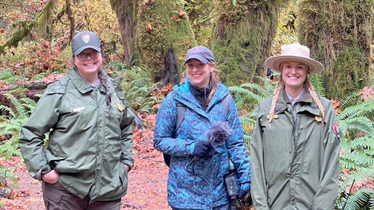 Drei junge Frauen mit Kopfbedeckung und Regenjacken nebeneinander im Urwald. Drei junge Frauen mit Kopfbedeckung und Regenjacken nebeneinander im Urwald.