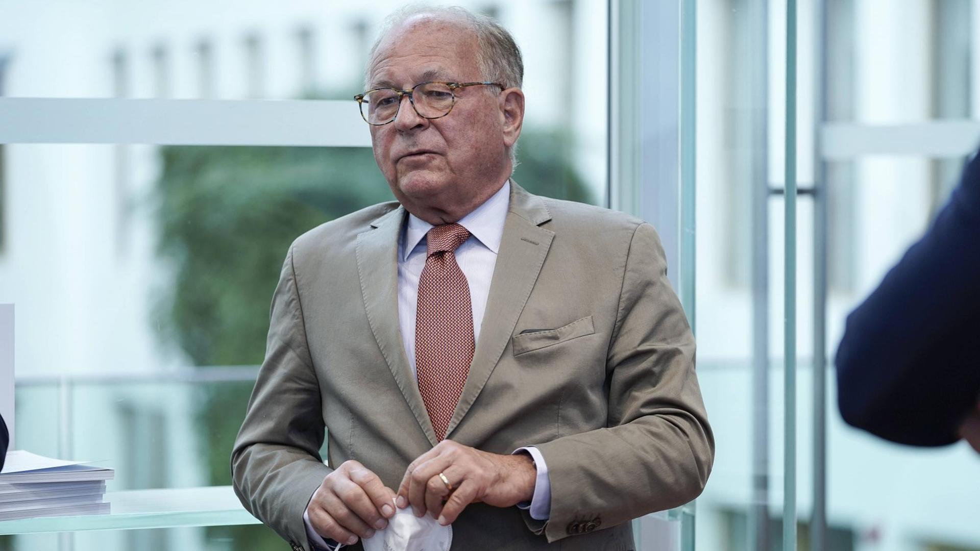 Wolfgang Ischinger hält eine Maske in der Hand. Wolfgang Ischinger hält eine Maske in der Hand.